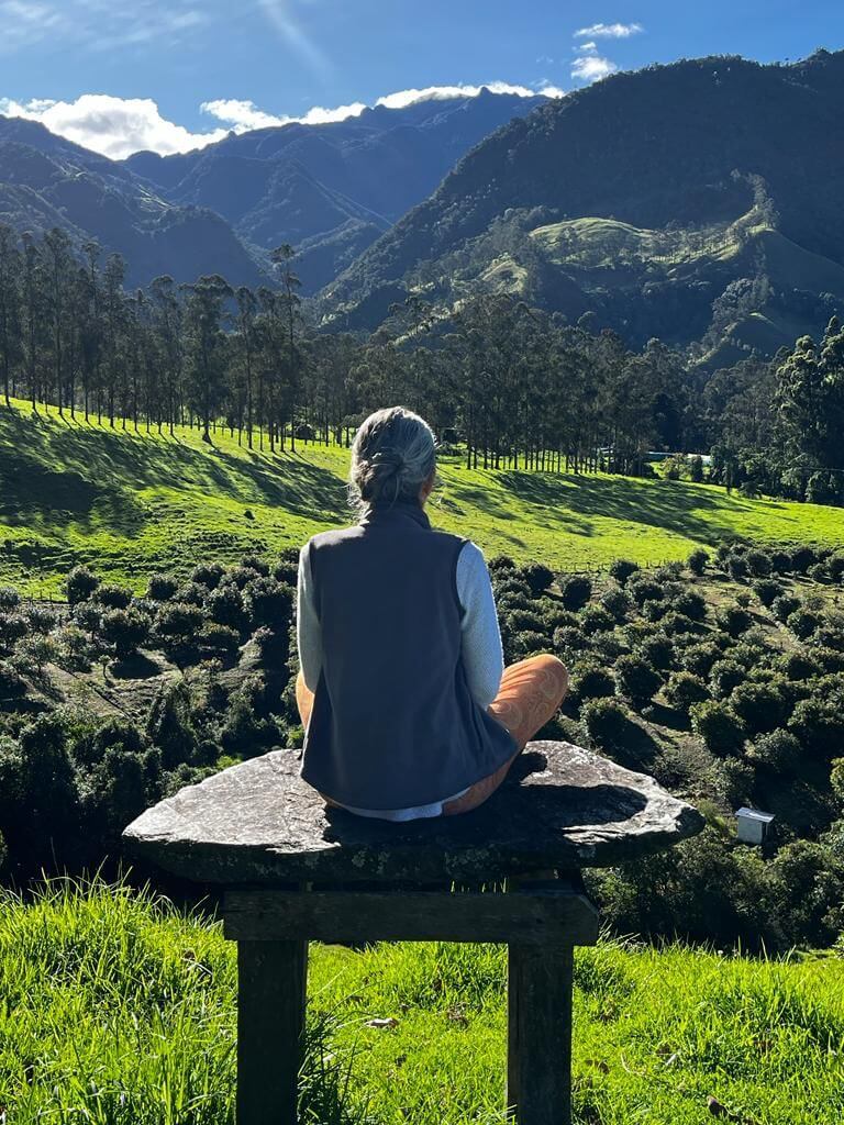 una persona meditando